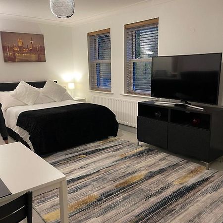 Stunning Studio Flat - Free Parking - 3 Min From Sutton Station Lägenhet Exteriör bild