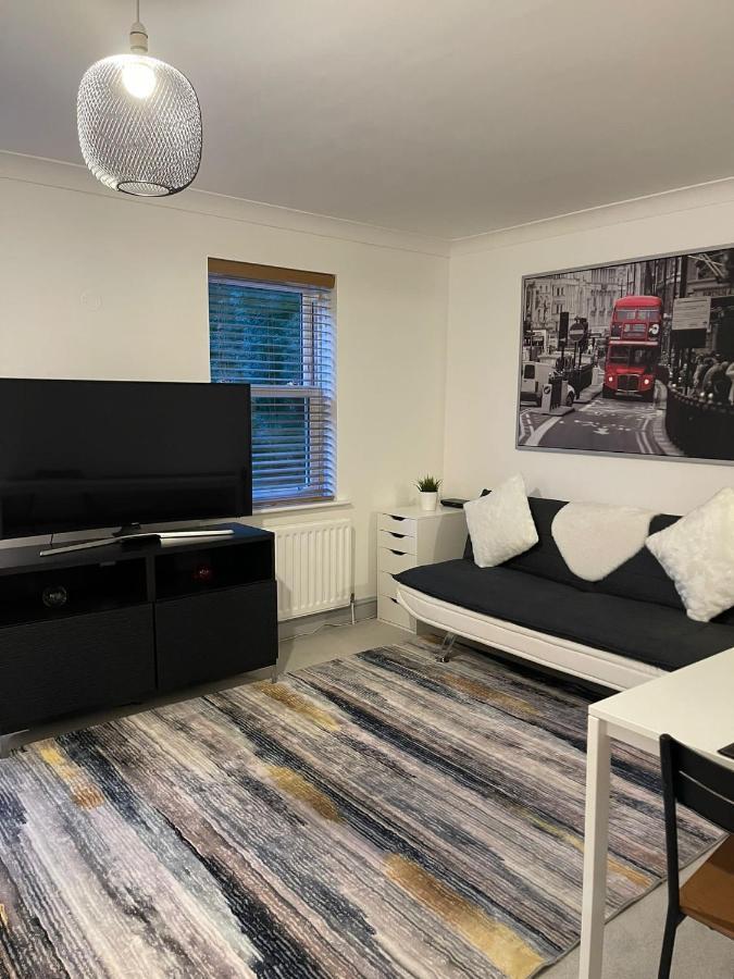 Stunning Studio Flat - Free Parking - 3 Min From Sutton Station Lägenhet Exteriör bild